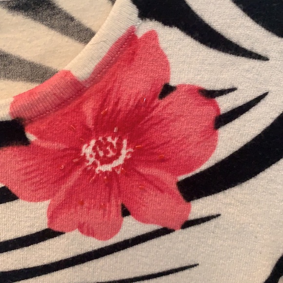 Beautiful soft light sweater with pink glitter - Picture 2 of 3